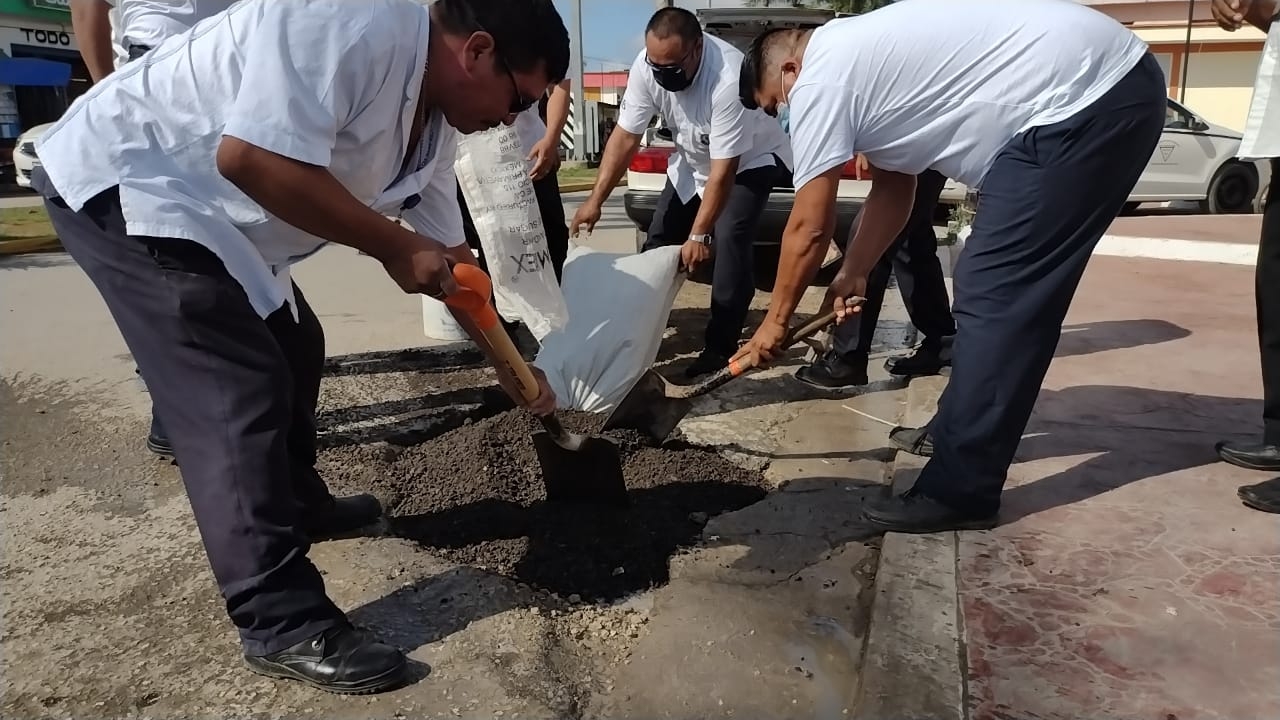 Taxistas iniciaron una labor social, con el bacheo de las avenidas principales de Carrillo Puerto