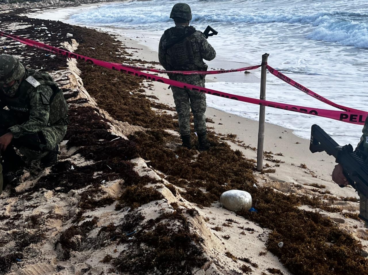 El personal militar recorría la parte noreste de la isla cuando hallaron dos paquetes sospechosos a la orilla de la playa