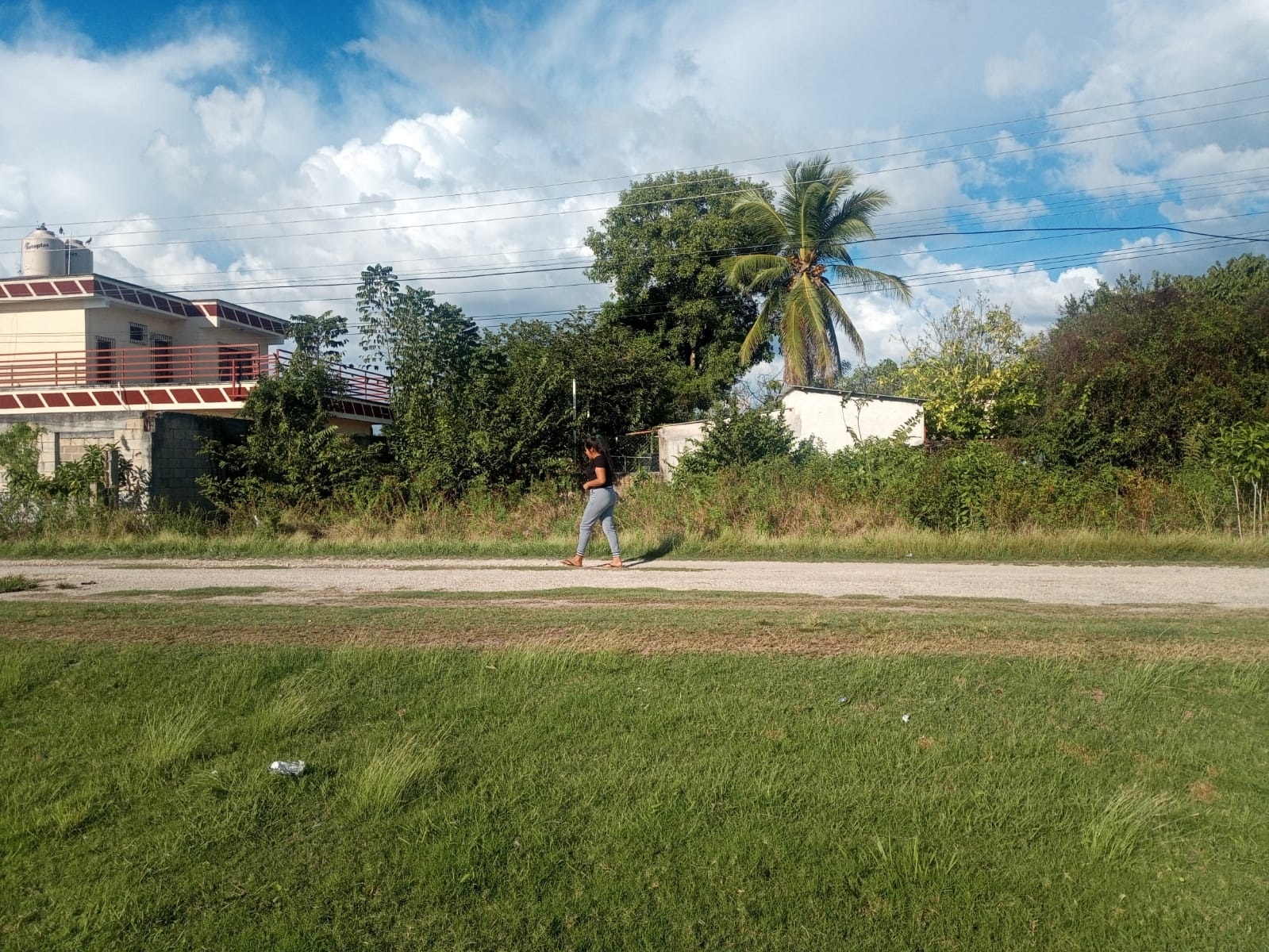 Vecinos de Escárcega temen que terreno baldío se vuelva refugio de maleantes