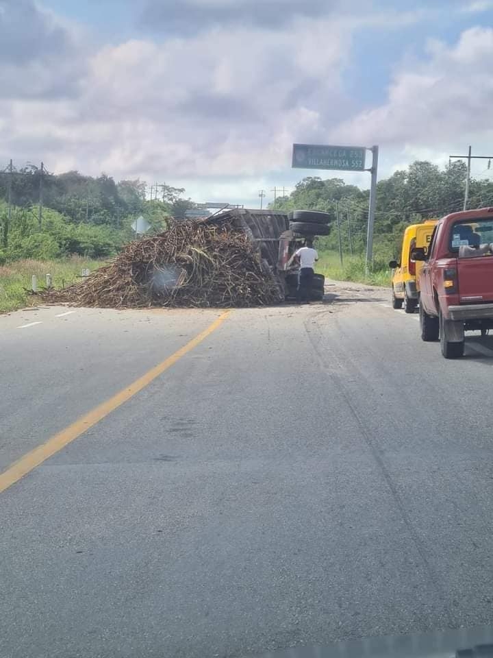 Se vuelca camión cargado con caña de azúcar en la carretera Chetumal-Escárcega