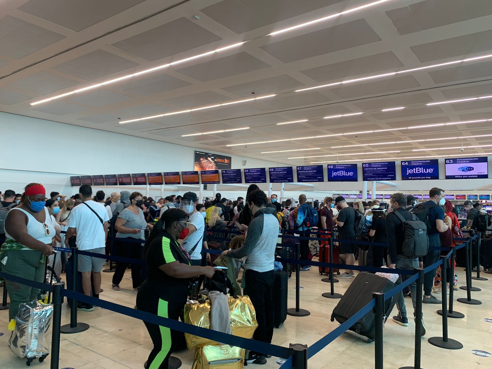 Bajan cancelaciones de vuelos en el aeropuerto de Cancún, sólo hubo cuatro: VIDEO