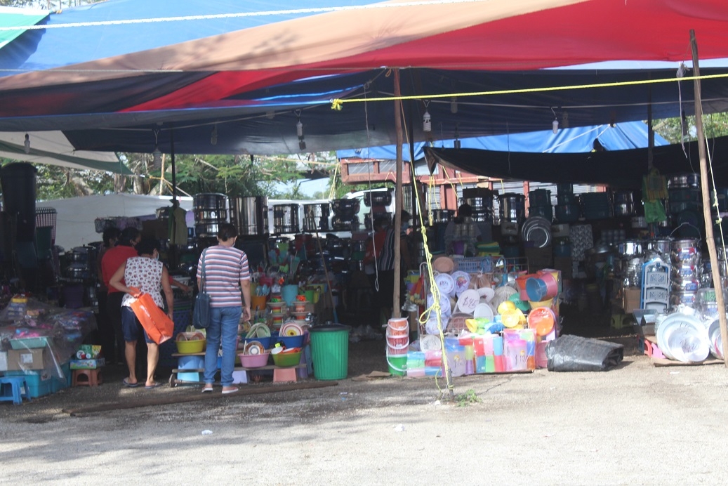 Comerciantes rematan su mercancía tras suspensión de la feria de Tizimín