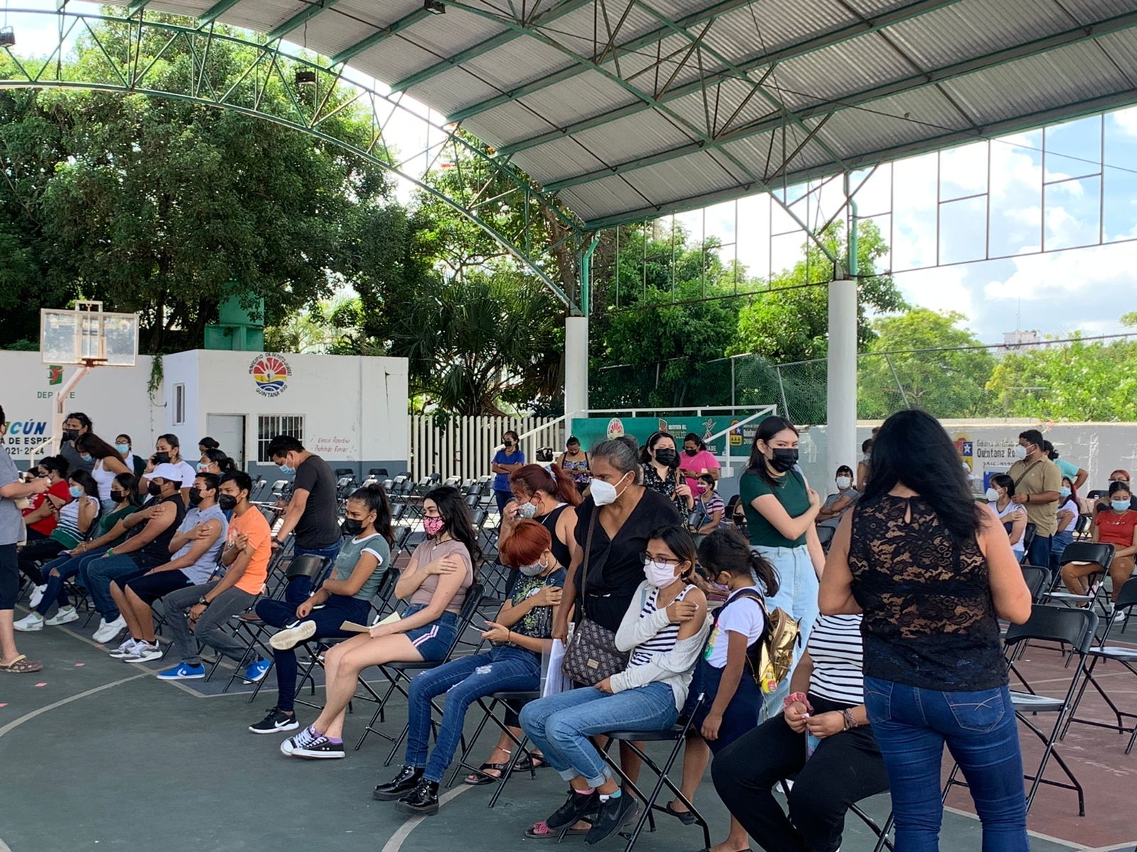 Adolescentes van por dosis anticovid en Cancún tras aumento de contagios: VIDEO
