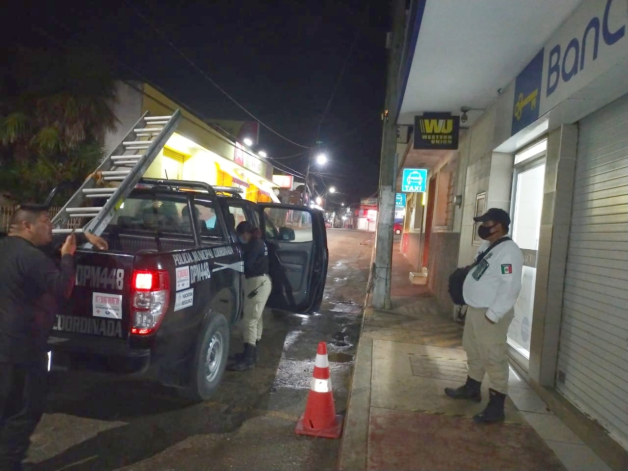 Los elementos de seguridad municipal llegaron al lugar alertados por la alarma de la empresa de electrodomésticos y más