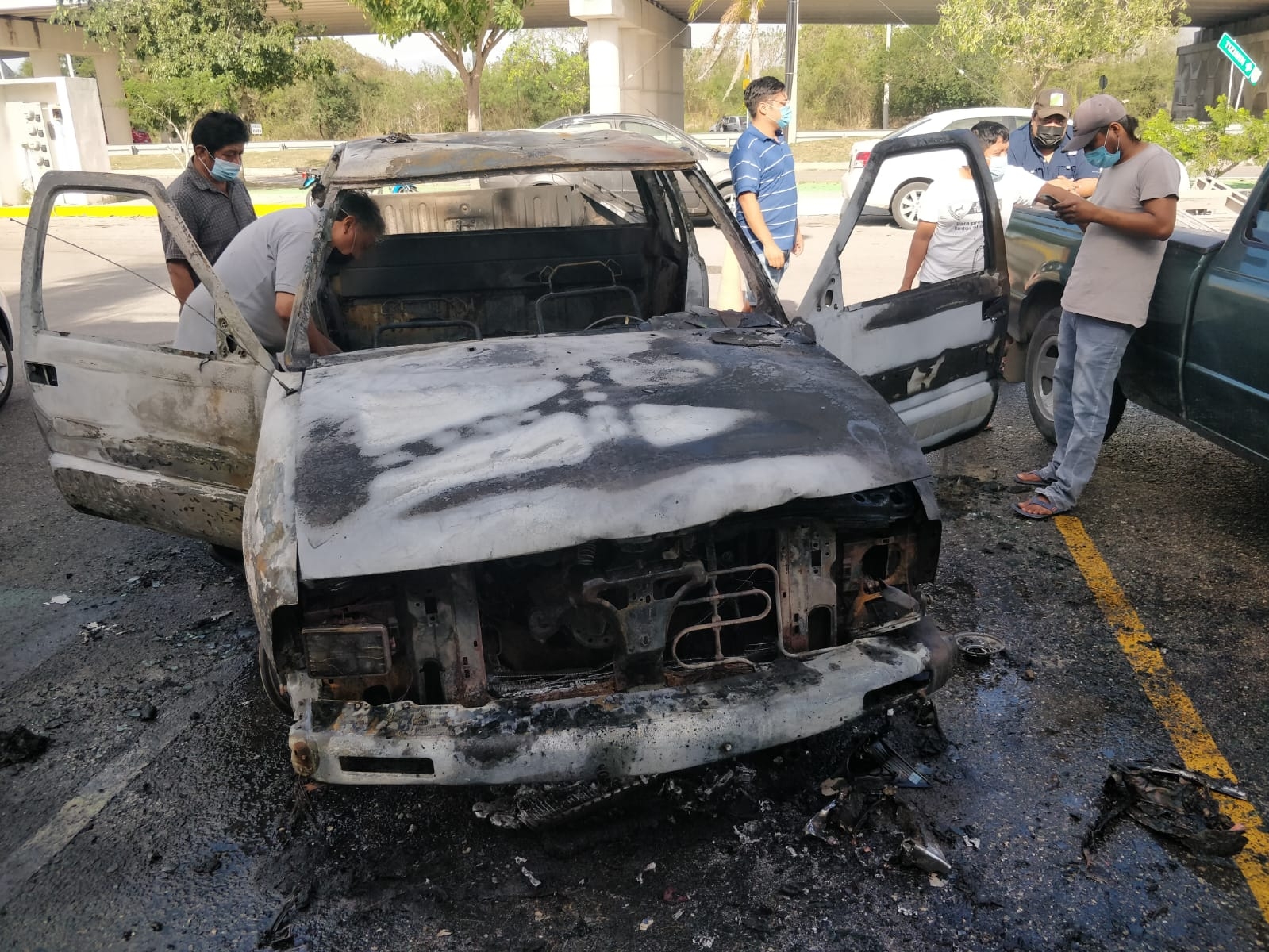 Camioneta termina calcinada por un cortocircuito en Mérida