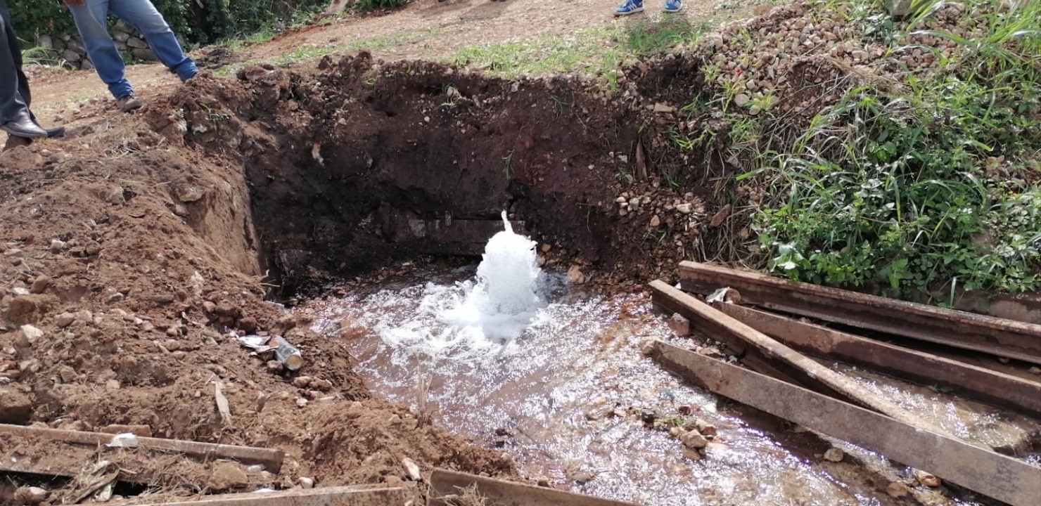 Obreros del Tren Maya rompen tubo del agua potable en Tenabo