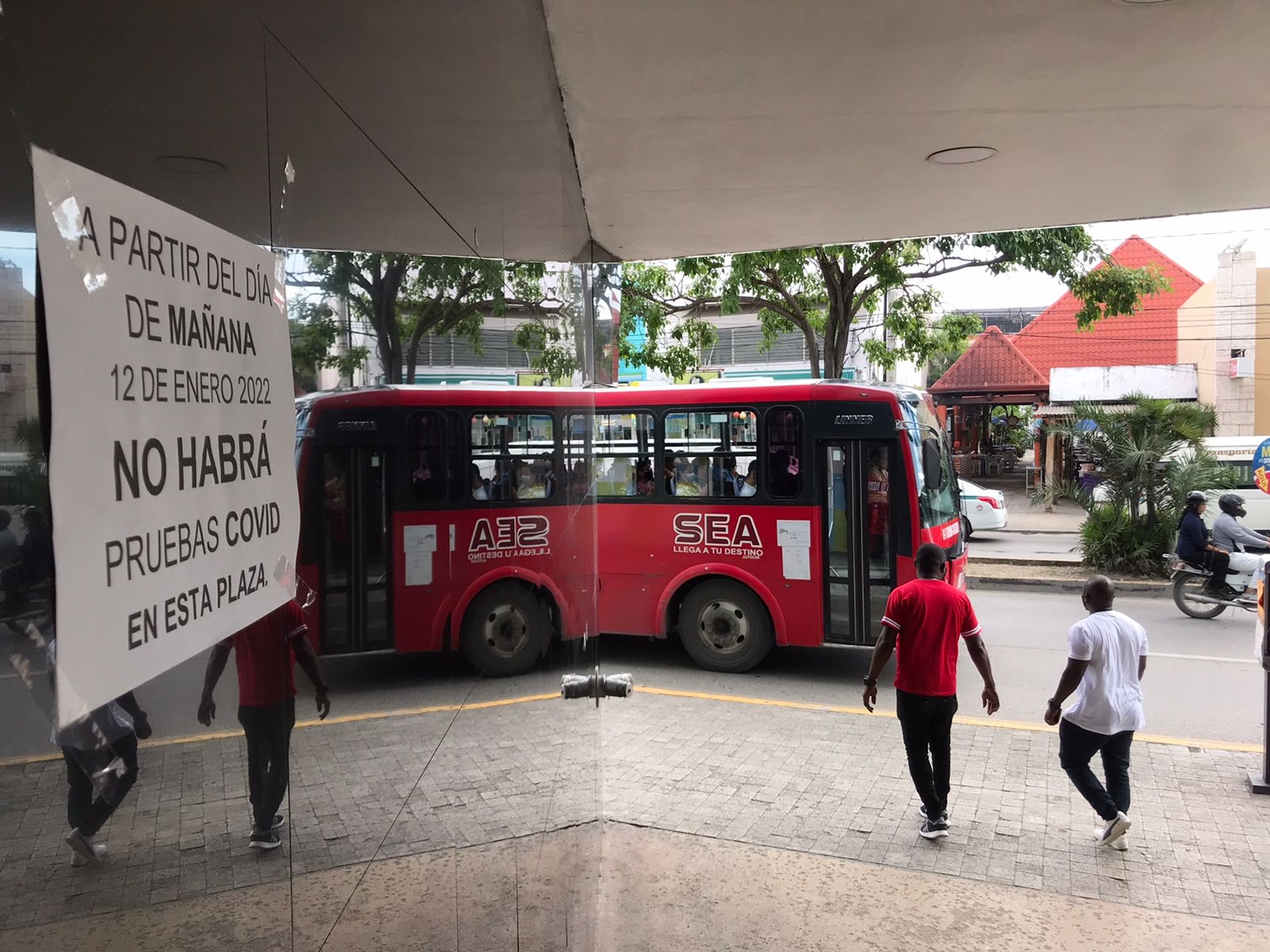 Cierran módulo de pruebas gratuitas COVID-19 en Plaza Las tiendas de Cancún: VIDEO