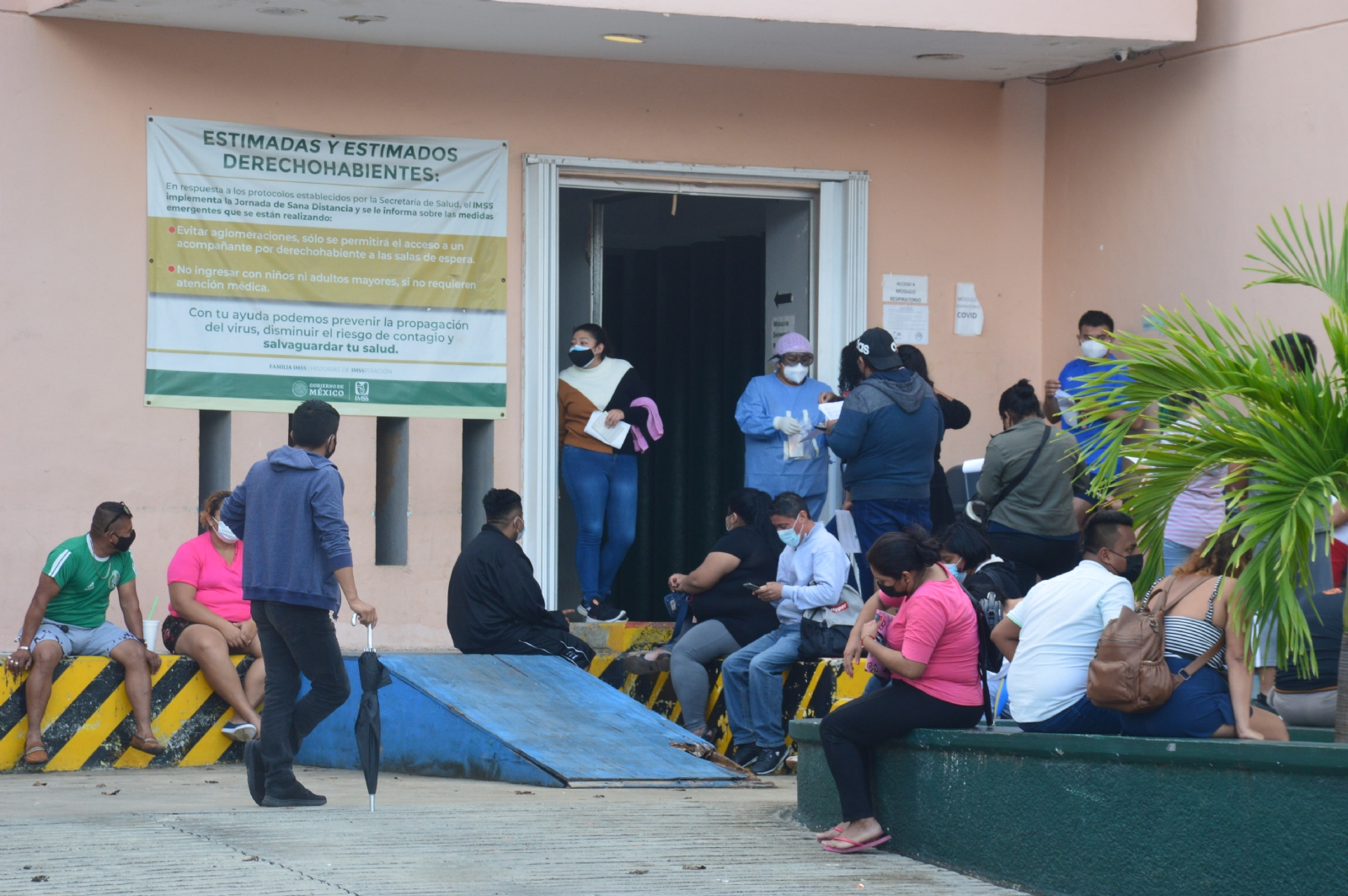 En el IMSS de Playa del Carmen se han visto filas de personas en espera de la aplicación de la prueba COVID