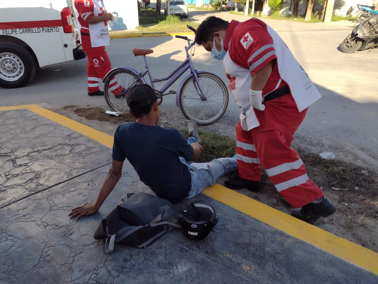 Auto 'fantasma' atropella a motociclista y lo deja lesionado en Carrillo Puerto