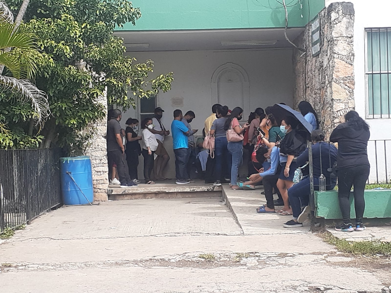 Vecinos de Kanasín esperan horas por pruebas de COVID-19