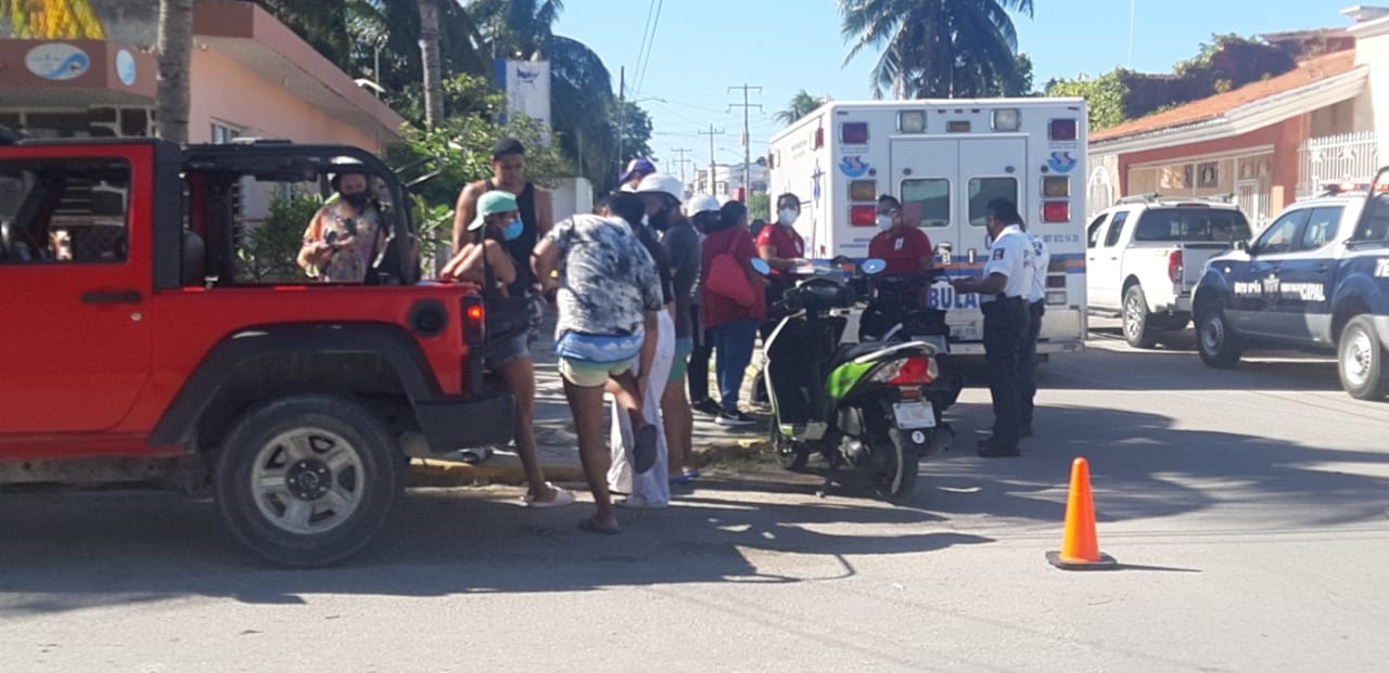 Los turistas permanecieron en el lugar del accidente en Cozumel durante la valoración médica de los motociclistas