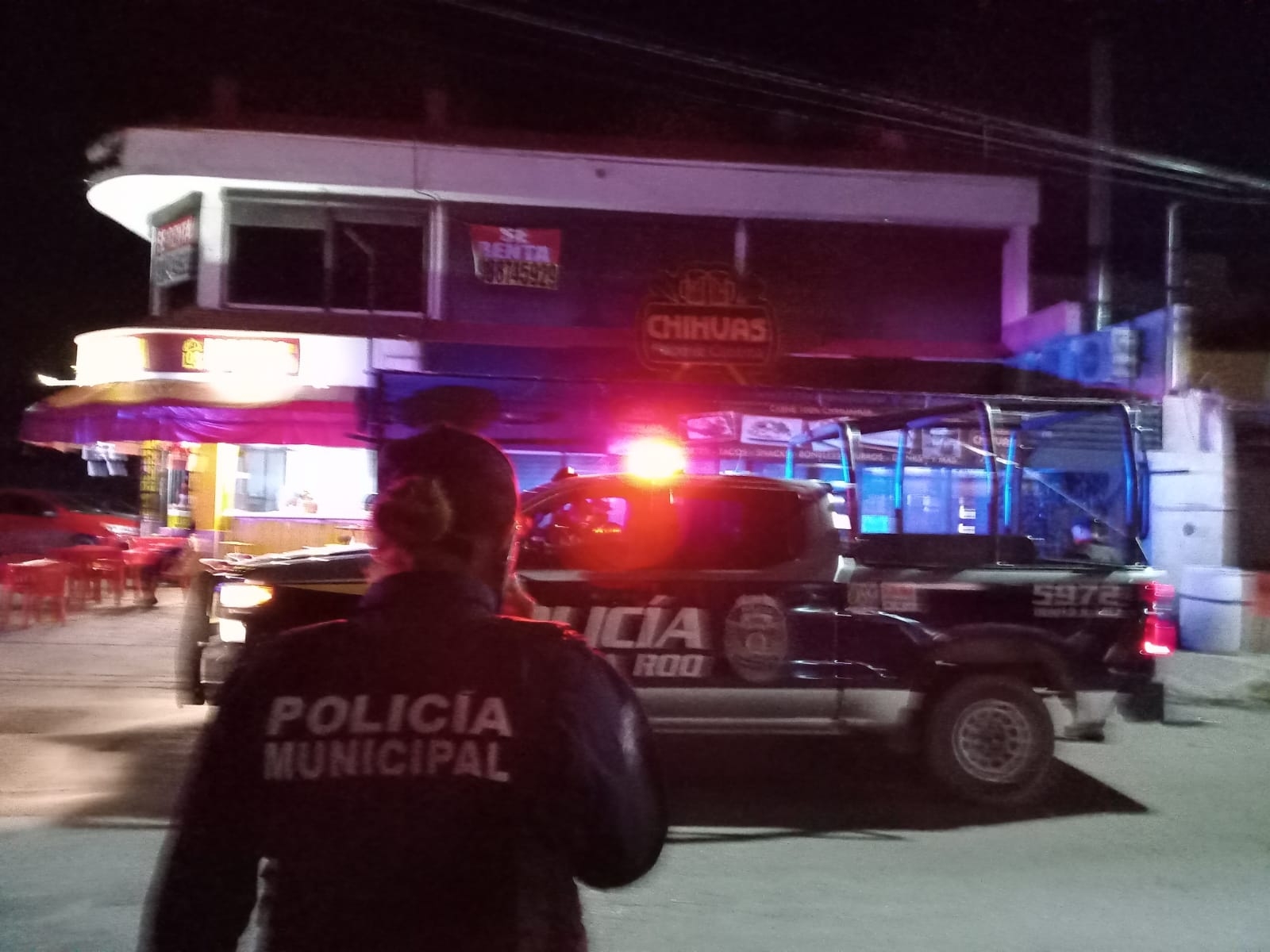 Hombres a bordo de un auto rafagean un restaurante bar en Cancún