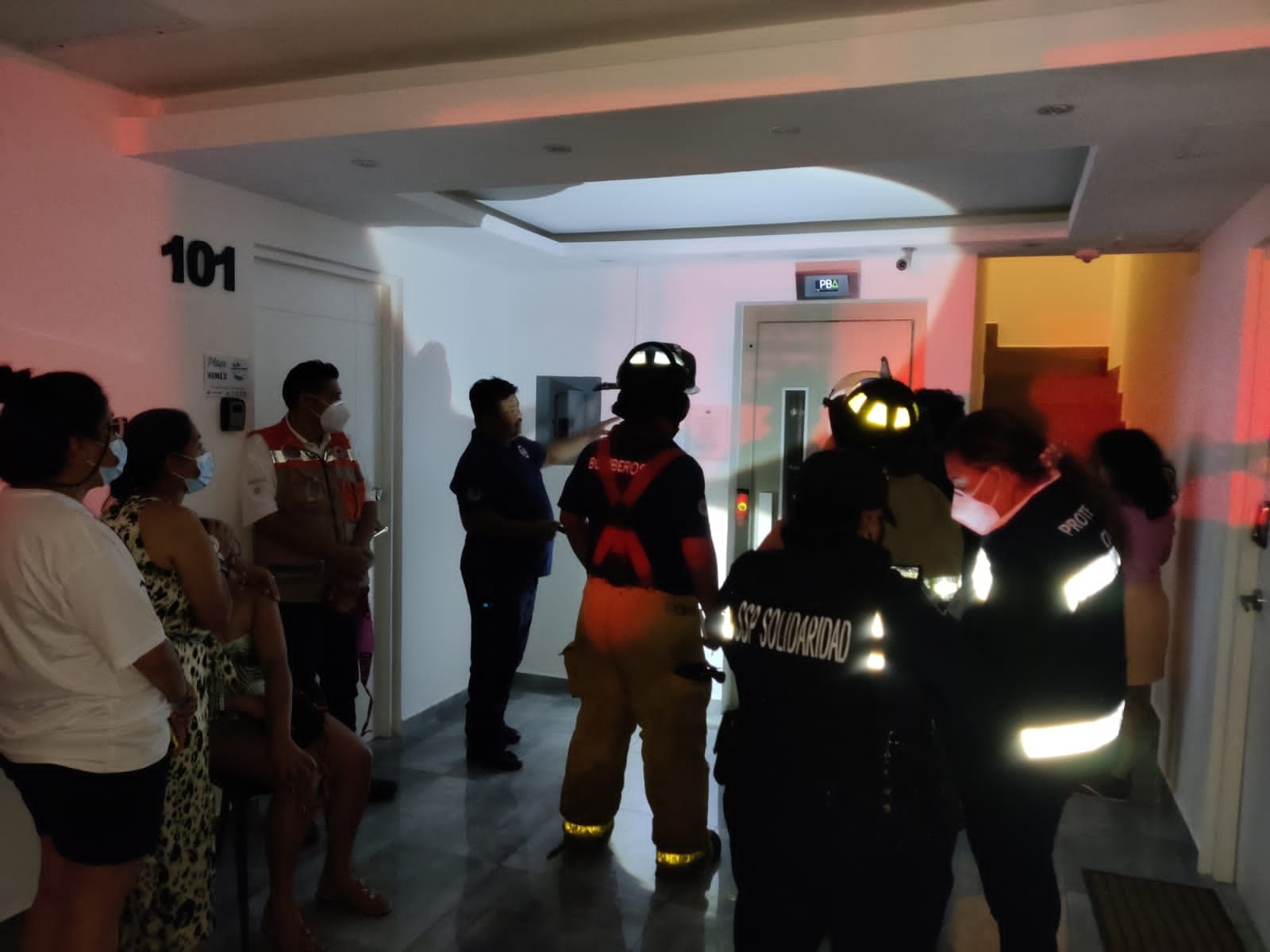 En Playa del Carmen, turistas quedan atrapadas en el elevador de un condominio