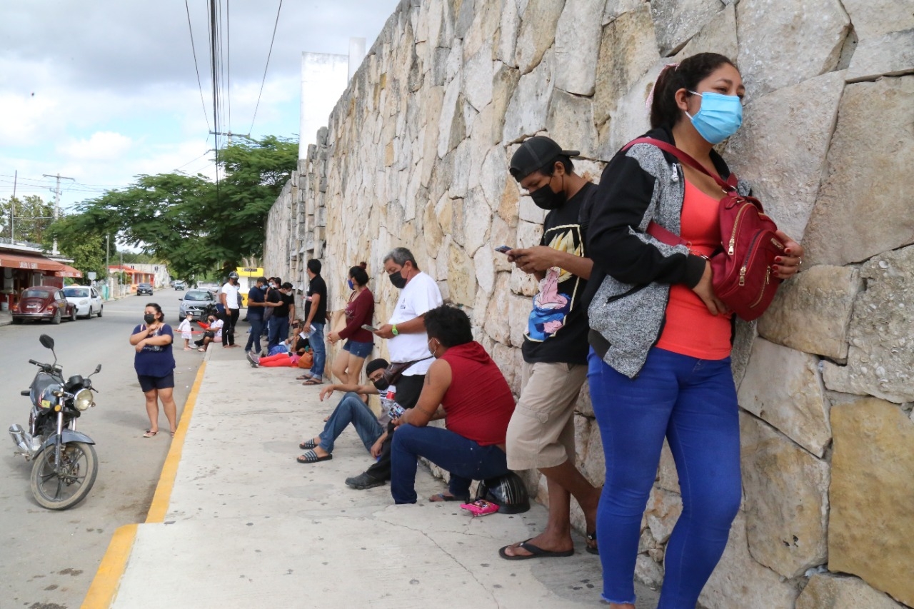 Con síntomas de COVID, esperan más de cinco horas por una incapacidad laboral en el IMSS de Umán