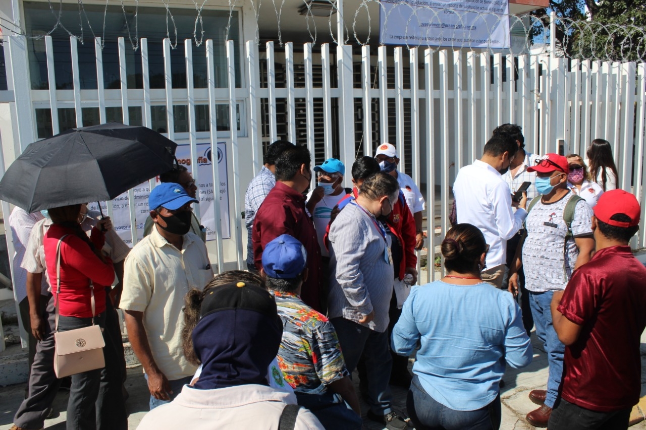 Exempleados de Oceanografía protestan afuera de las oficinas en Ciudad del Carmen