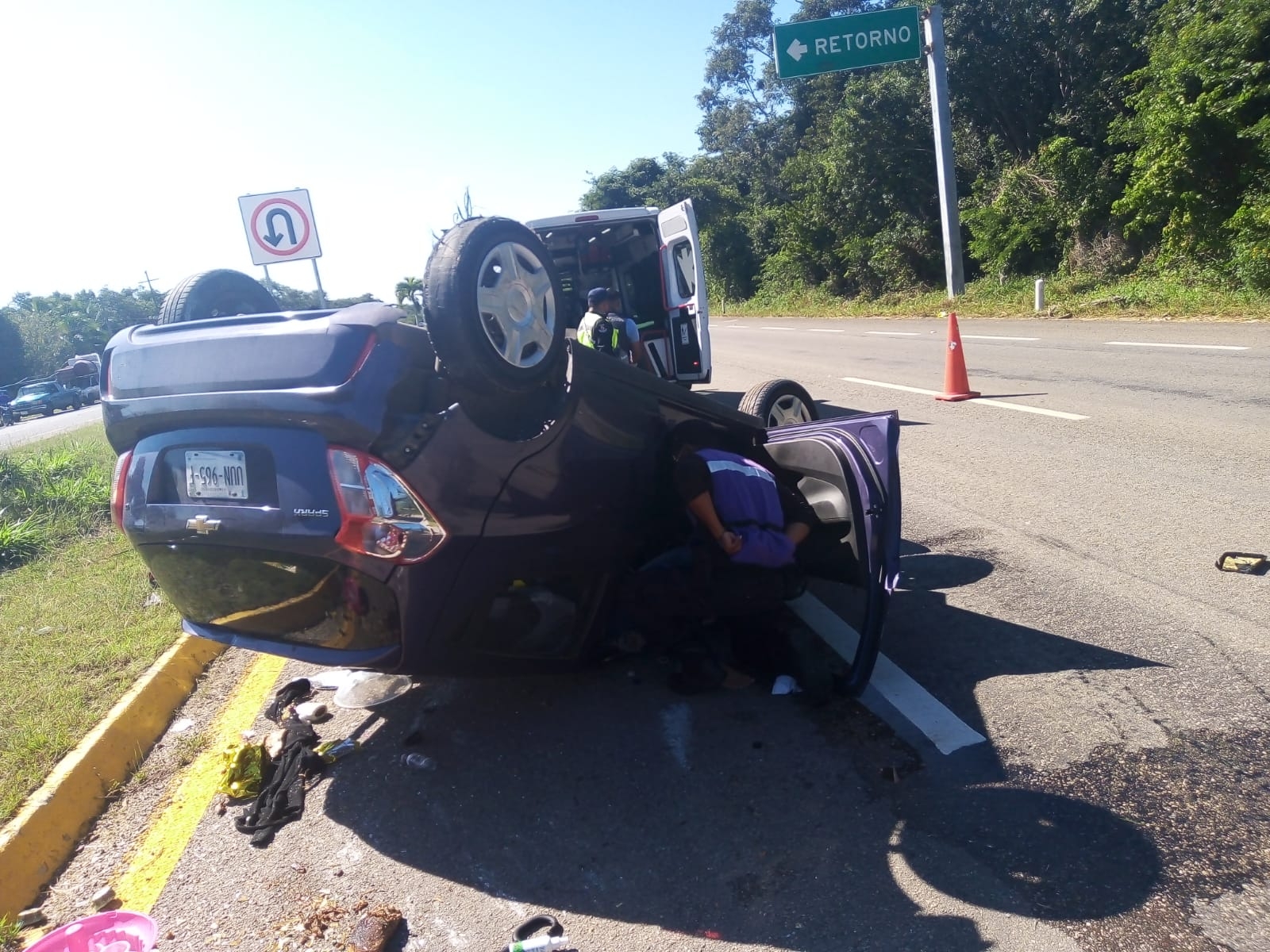 Por exceso de velocidad, vehículo termina volcado quedando con las cuatro llantas al aire