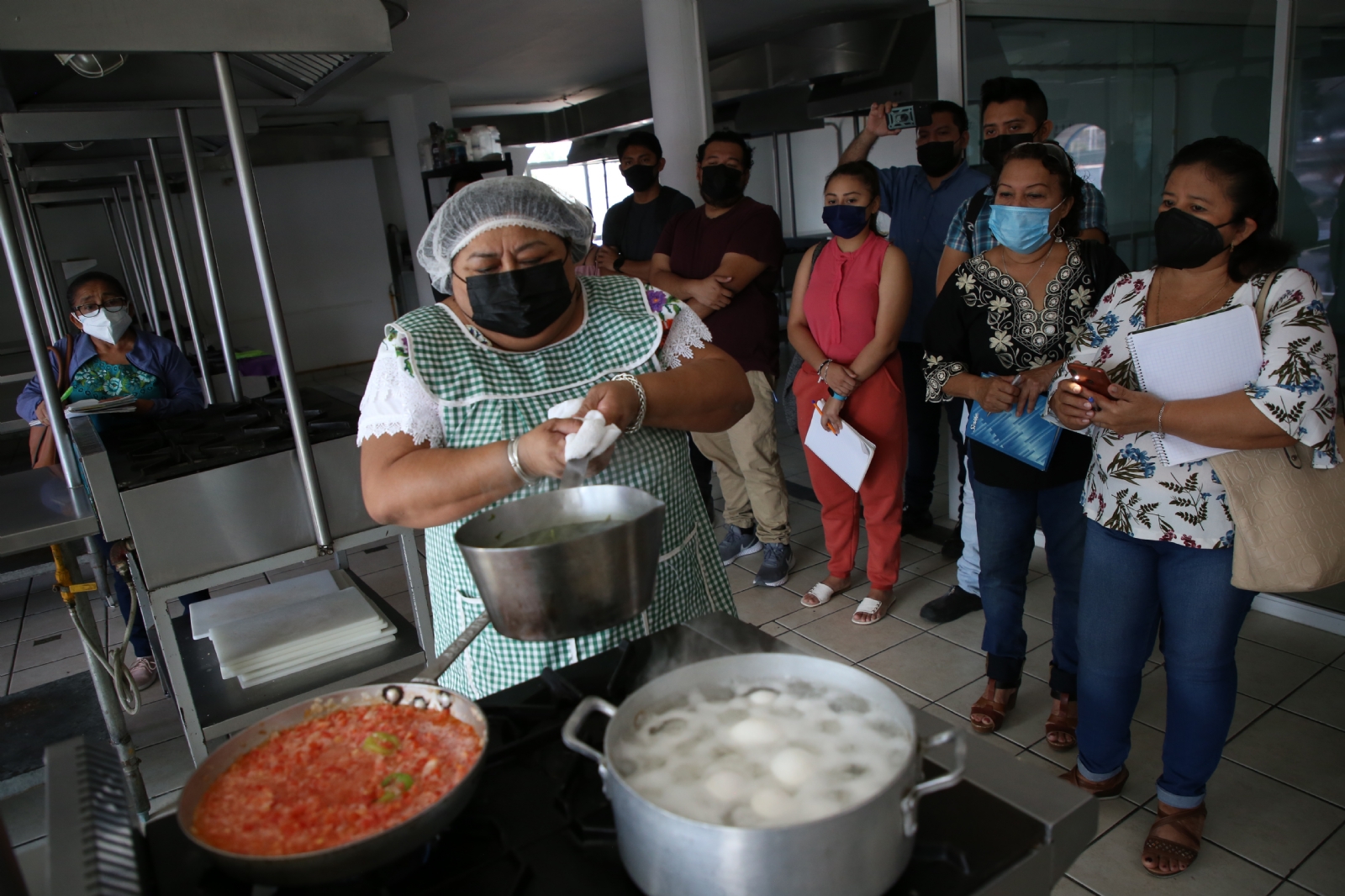 La mujer está orgullosa de preparar manjares de sus ancestros