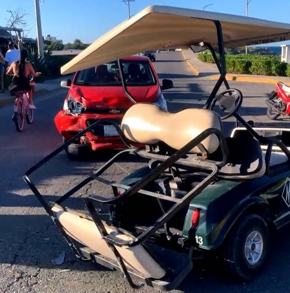 El golf número 13, de la arrendadora "M", perdió un neumático, caseta y el asiento trasero por el impacto que tuvo con el taxi