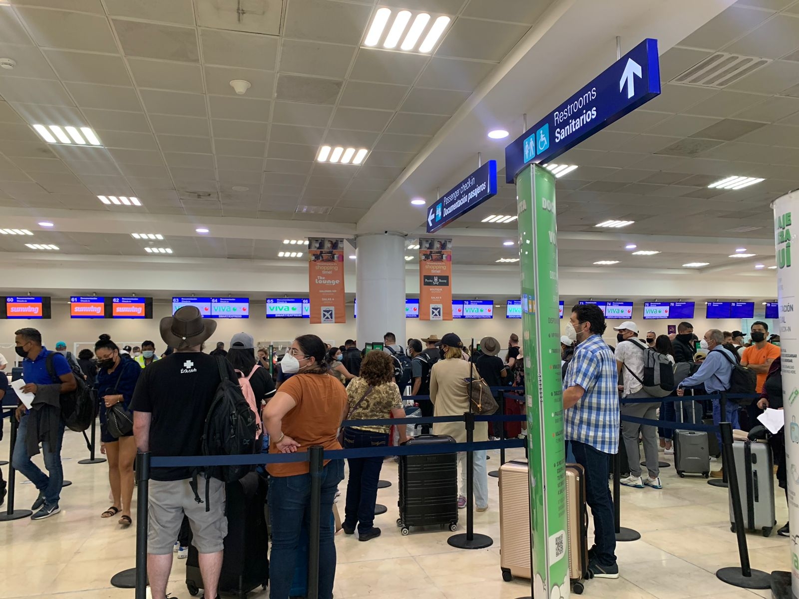 500 personas se encuentran en el aeropuerto de Cancún para abordar sus vuelos, quienes se muestran preocupados por el alza de casos de COVID en Q.Roo