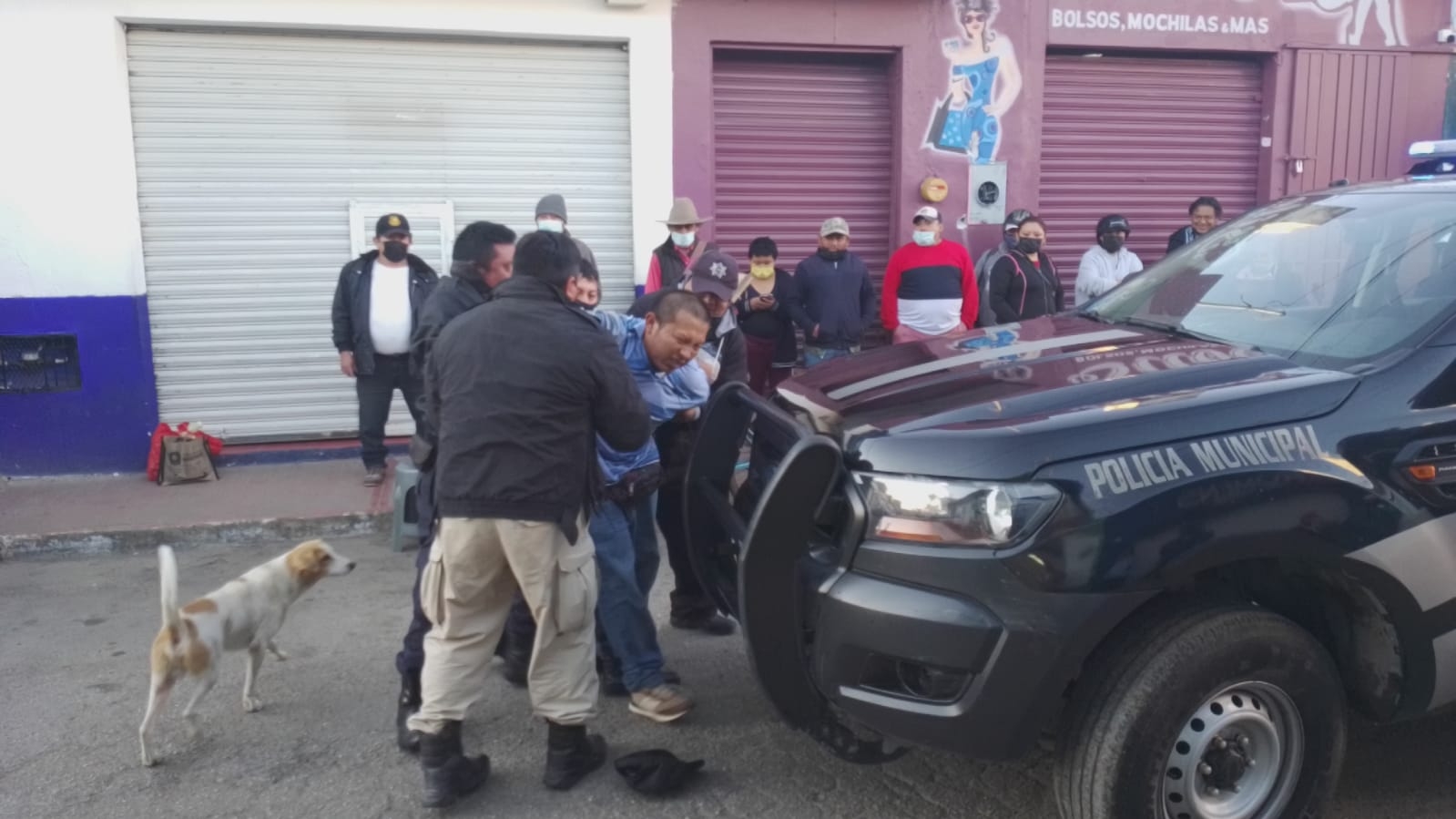 El pleito llamó la atención de transeúntes que denunciaron el hecho a la Policía Municipal