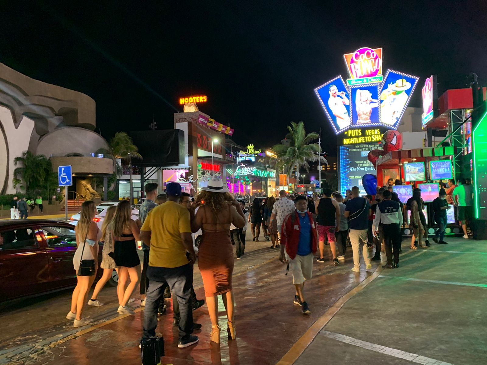 Zona de antros en Cancún abarrotada de turistas y sin sana distancia: VIDEO