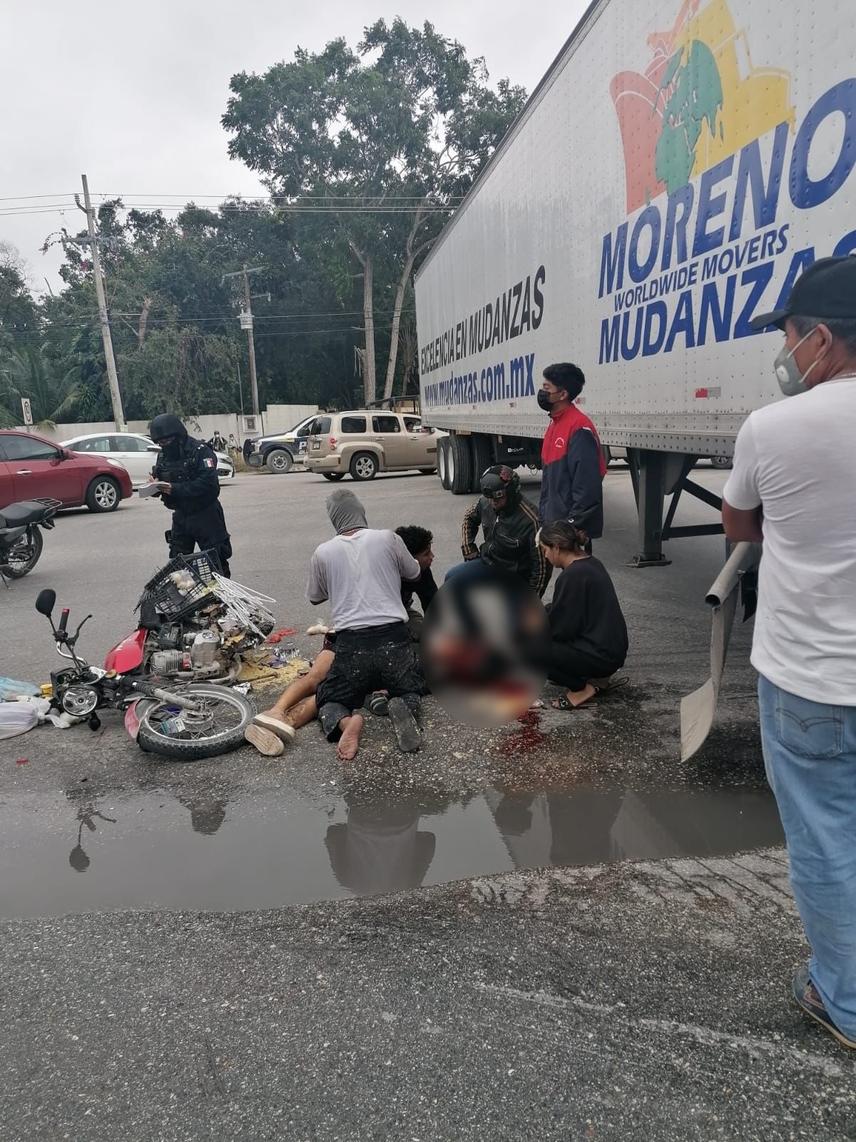 Derivado del impacto, ambos ocupantes de la motocicleta, terminaron tirados en la carretera