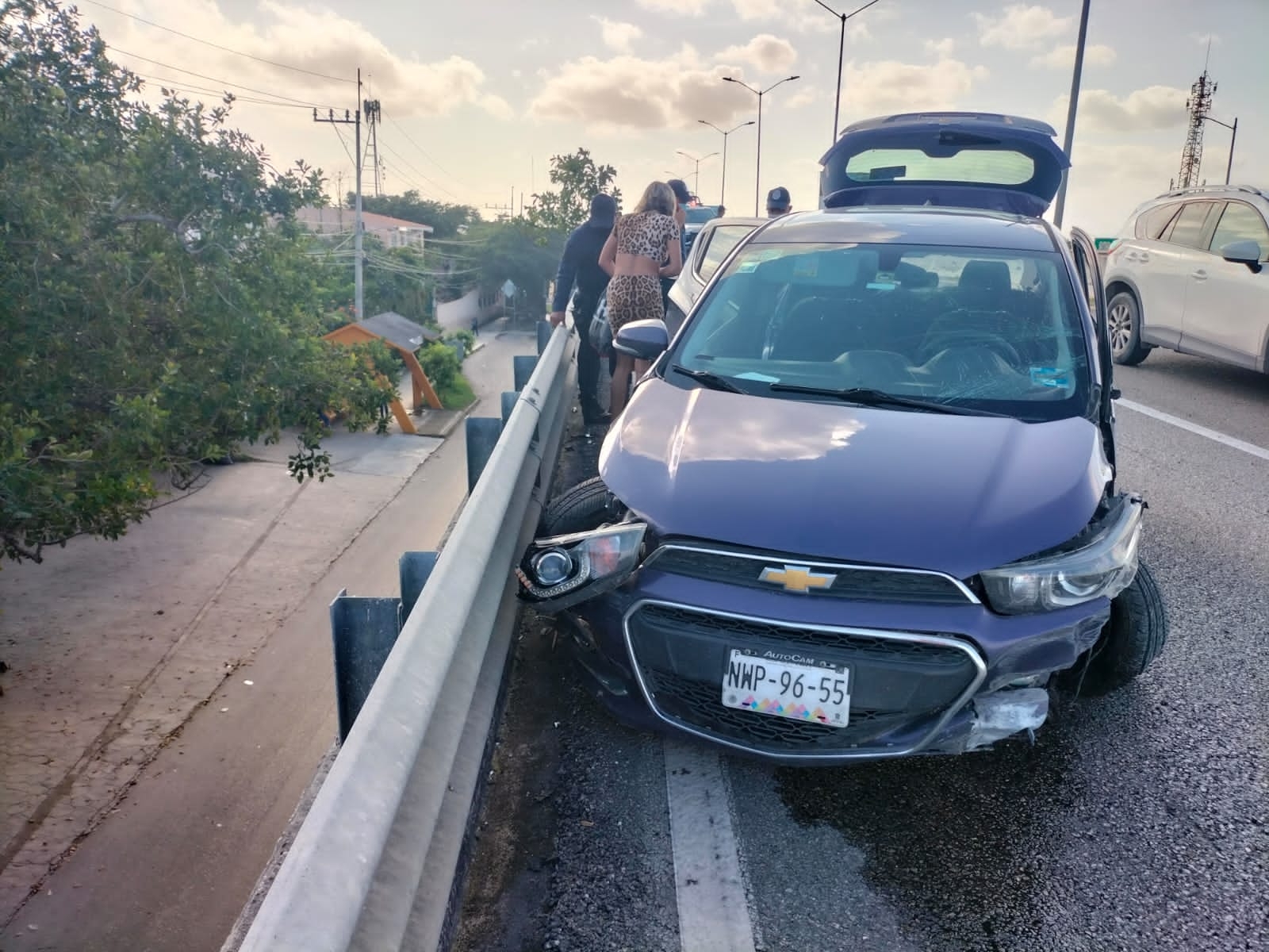 Mujeres chocan contra barrera en Puerto Aventuras; encuentran cigarro con marihuana en el auto