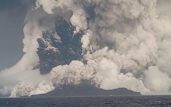 La explosión causó un tsunami