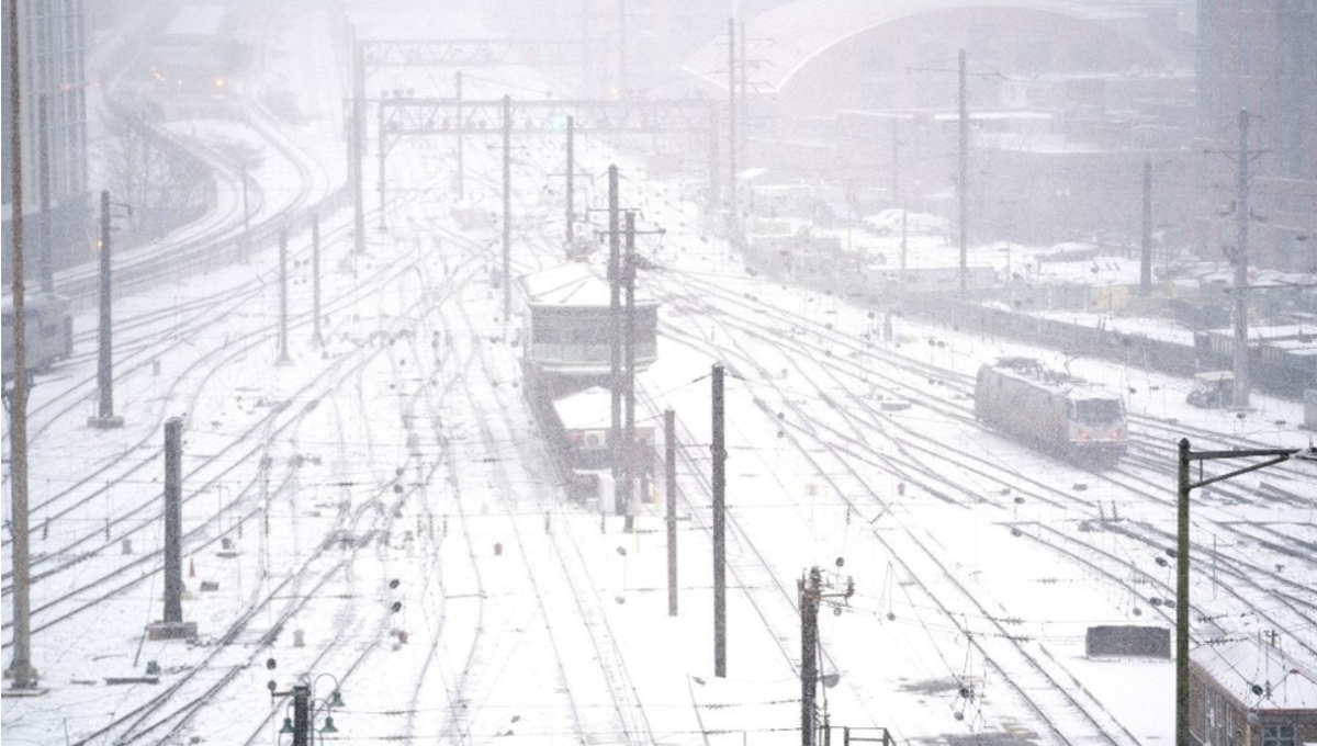 El este de Estados Unidos es golpeado por una gran tormenta de nieve, hielo y fuertes vientos, lo que ha ocasionado caos vial, suspensiones de vuelos y cortes de energía en 130 mil hogares