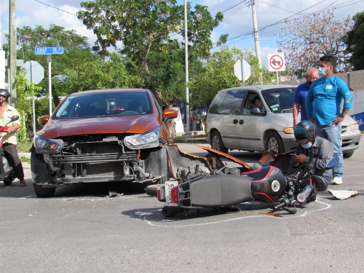 Conductor no respeta el alto e impacta de frente a motociclista en Mérida