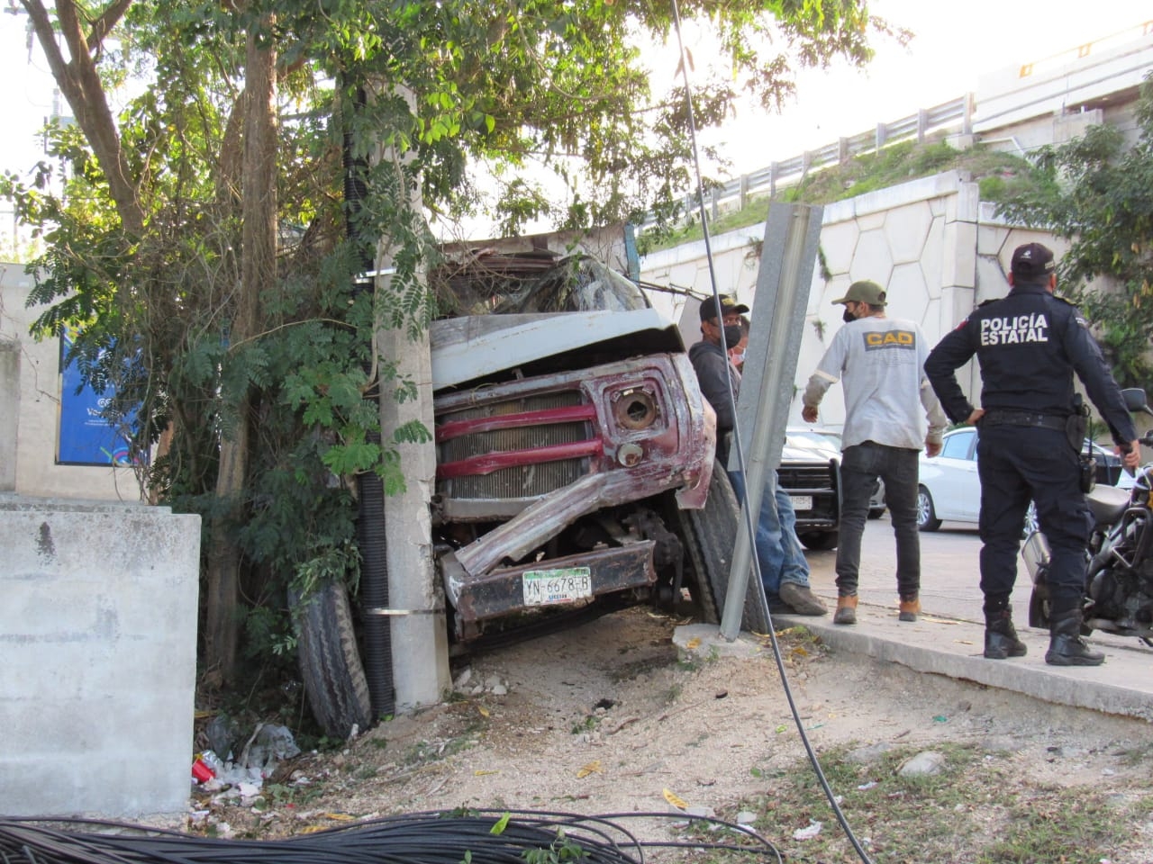 Fallan los frenos del camión y se estrella contra un poste de la CFE en el periférico de Mérida