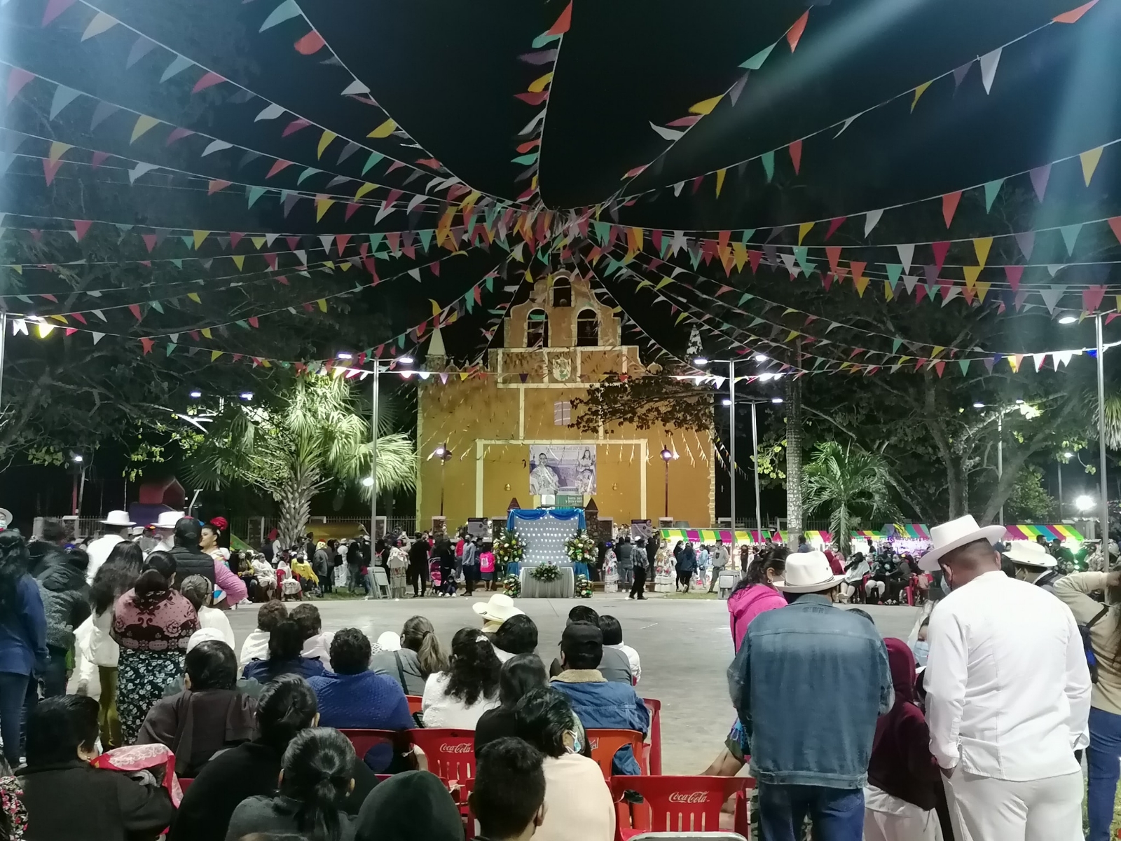 Al llegar a la plaza principal, la imagen entró al recinto cargada por sus custodios, fue recibida con dianas y se le colocó en un altar preparado para su estancia