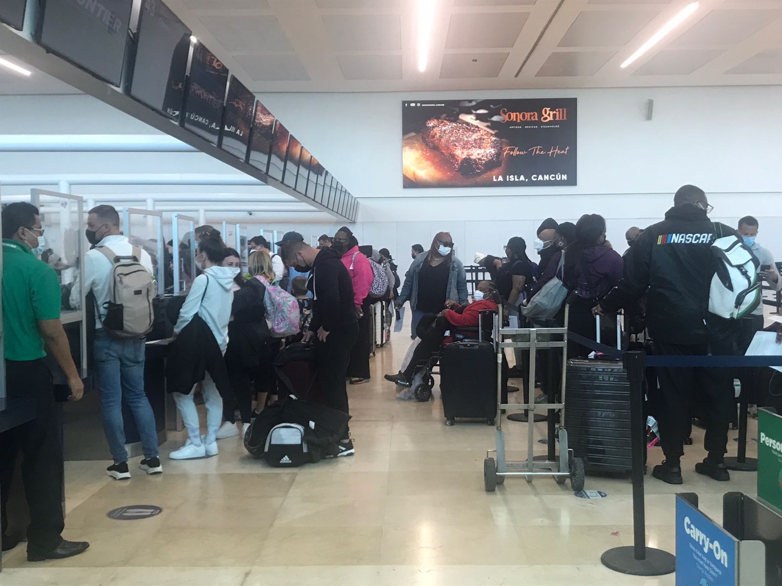 Tormenta Invernal causa retraso de vuelos a EU en el aeropuerto de Cancún: VIDEO