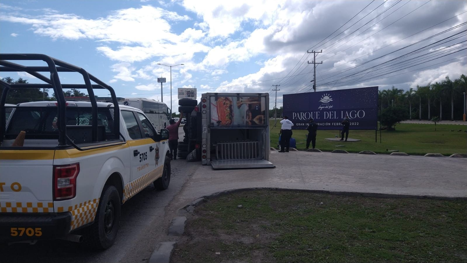 Chofer imprudente provoca volcadura en el Boulevard Colosio de Cancún