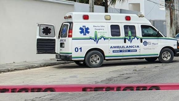 Paramédicos acudieron al club de playa en Cozumel para auxiliar al hombre, pero sólo certificaron su muerte