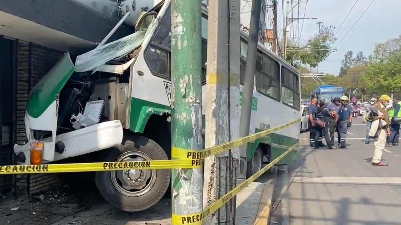 Microbús choca contra vivienda en la CDMX; hay al menos 8 lesionados