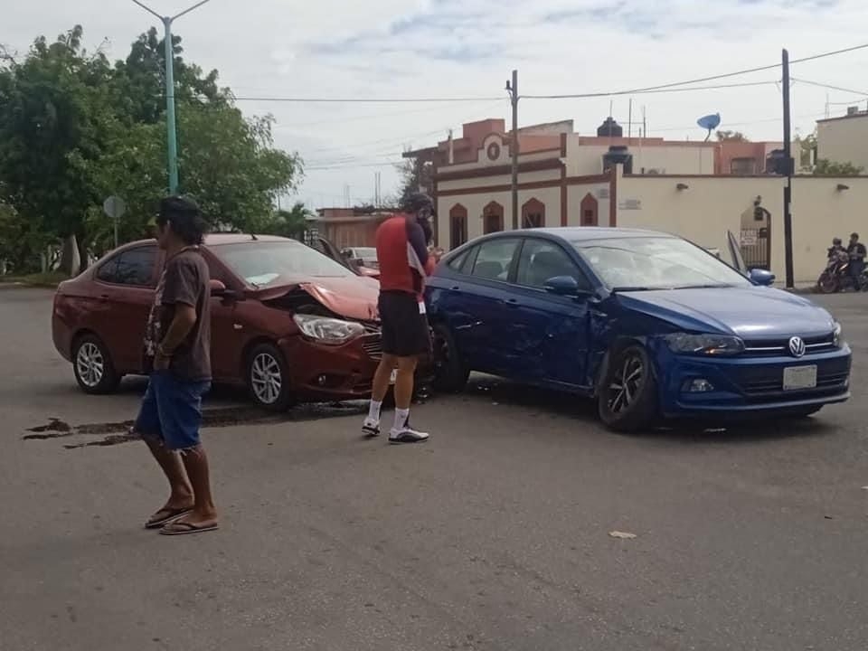 Tras el fuerte impacto el conductor del auto Aveo, resultó con golpes y una crisis nerviosa