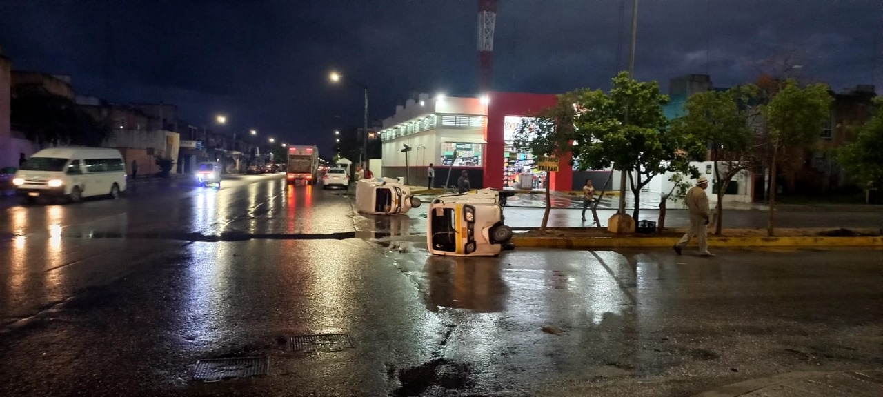 Por no respetar el alto, mototaxis se estrellan en Playa del Carmen