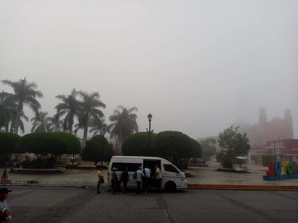 Los ciudadanos hacían filas para las combis para ir al trabajo en Mérida y comunidades cercanas