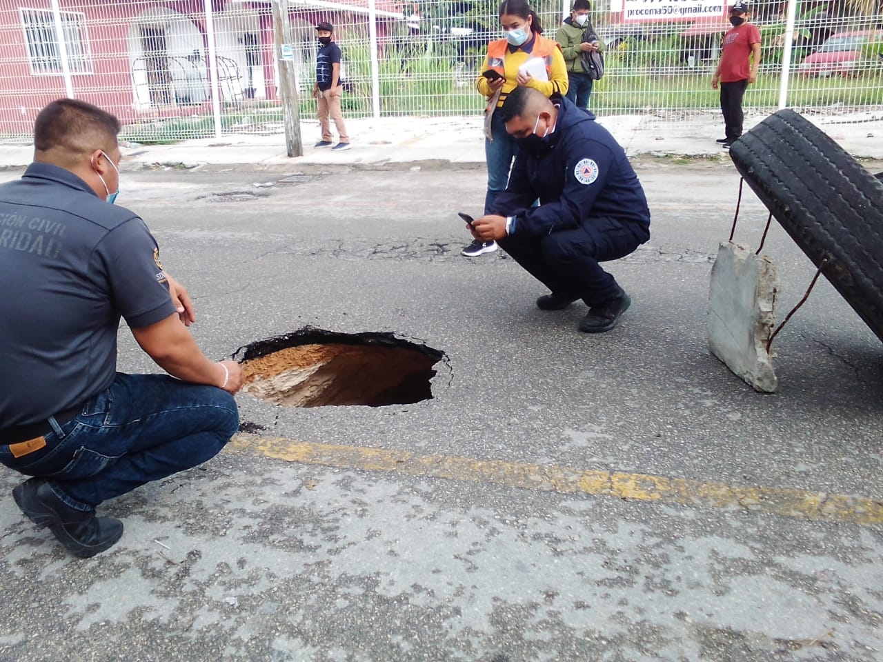 Aparece nuevo socavón en el Centro de Playa del Carmen