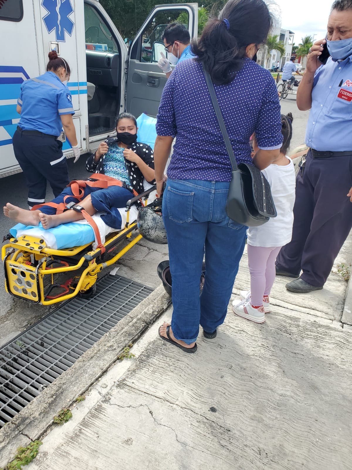 AL mujer no pudo evitar perder el control de su vehículo, luego de intentar esquivar a un perro que se había atravesado