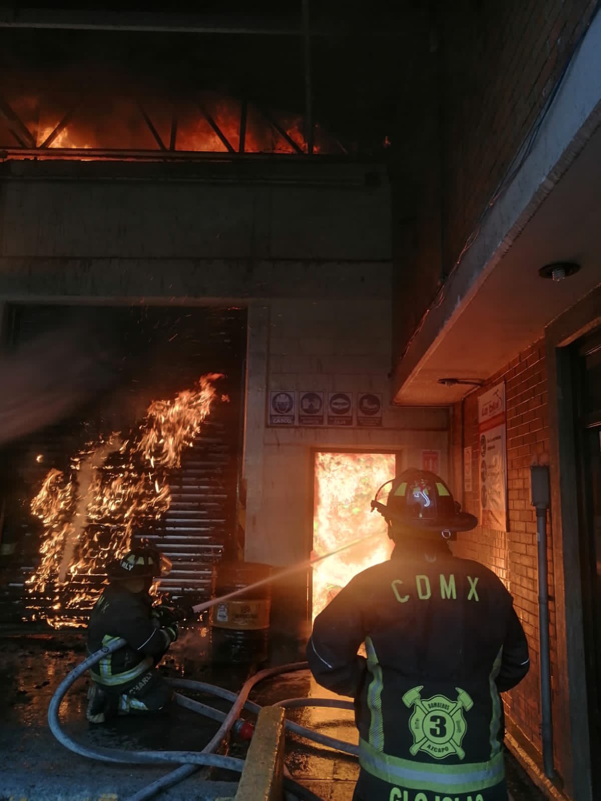 En la zona que se registró el incendio ya se desalojó a más de 100 vecinos de viviendas aledañas