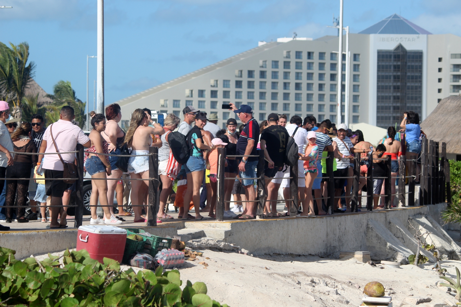 El turismo visita las playas de la Zona Hotelera de Cancún, y algunos de ellos no respetan las medidas anticovid