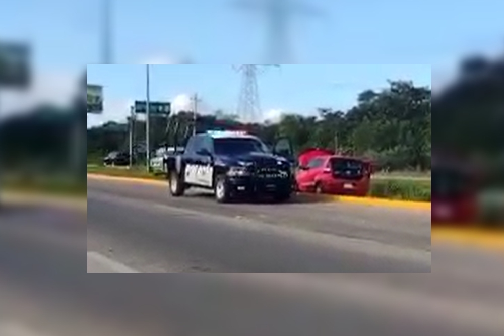 Automovilista choca y termina sobre el camellón en la carretera Cancún-Playa: VIDEO