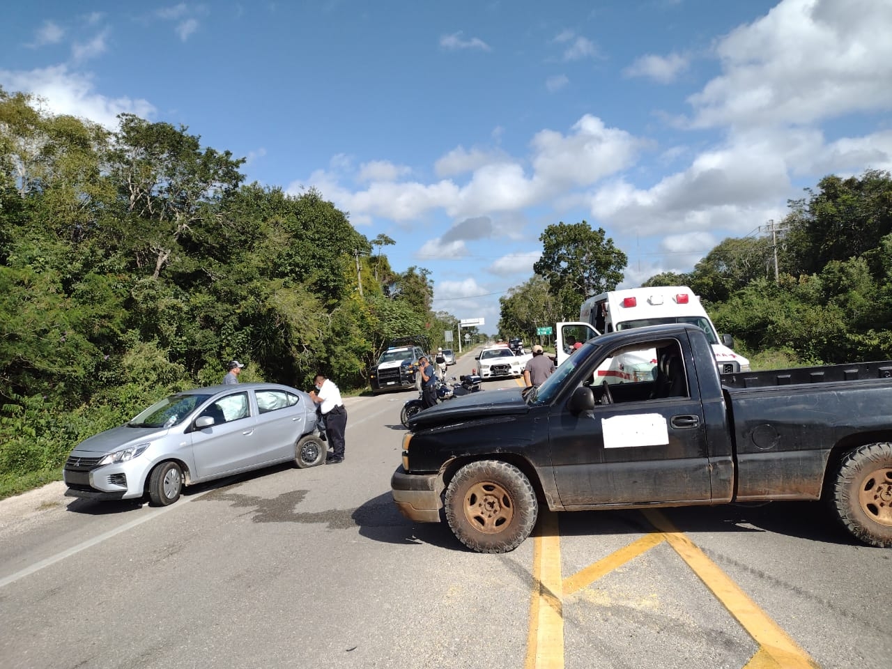 El hombre extranjero que conducía el auto color plateado resultó ileso tras el choque en Carrillo Puerto