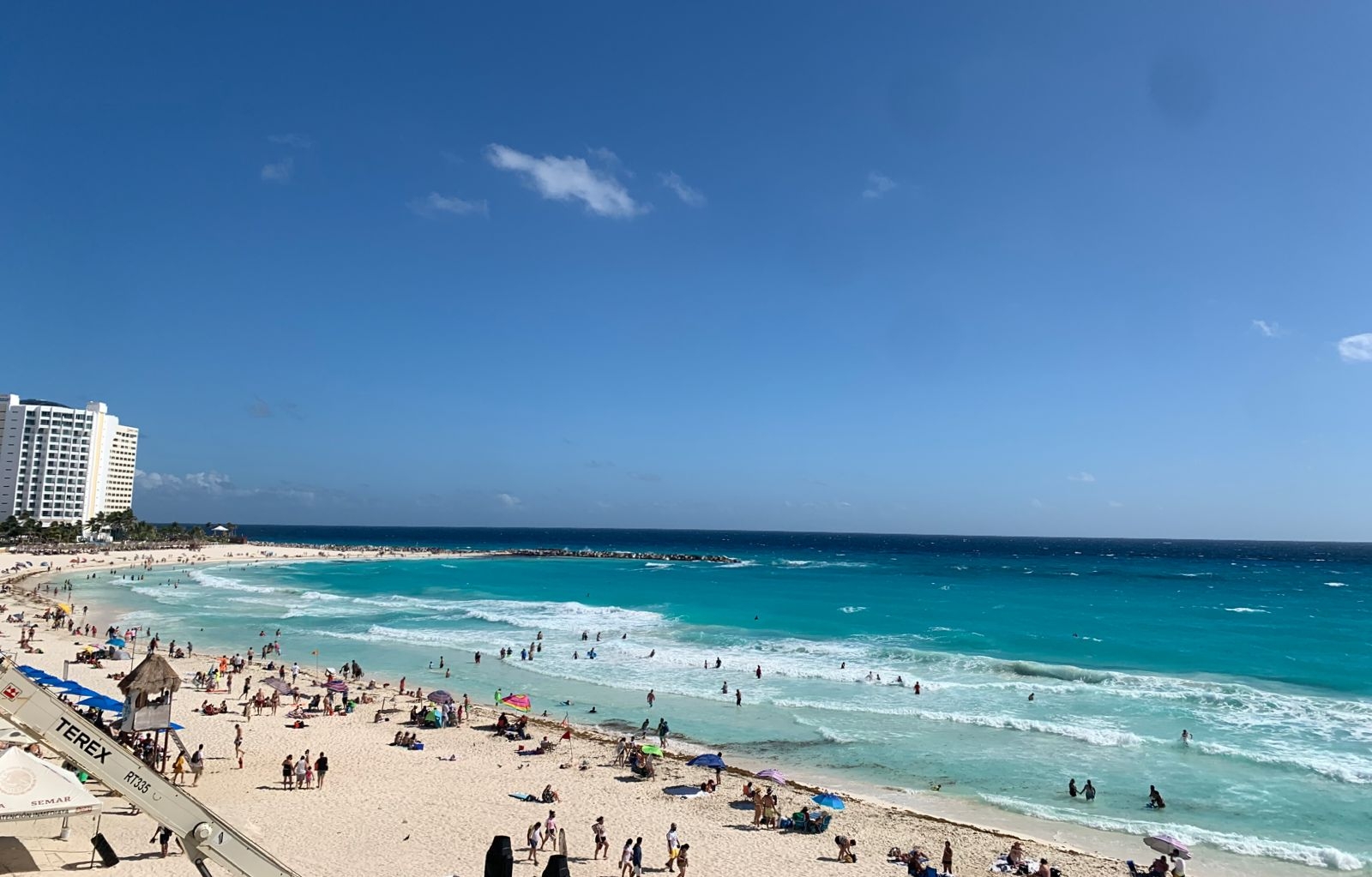 Los guardavidas alertan a los bañistas sobre las corrientes de agua y oleaje fuerte en Playa Fórum de Cancún