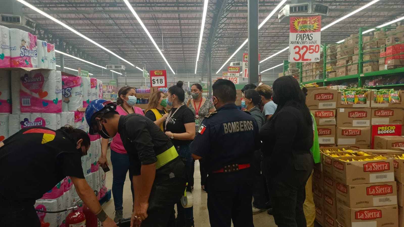 Niños ocasionan incendio en Bodega Aurrera de Progreso; jugaban con 'bombitas'