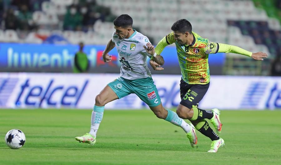 Federico Martínez de León disputa un balón ante Diego Barbosa. Foto: EFE/Luis Ramírez