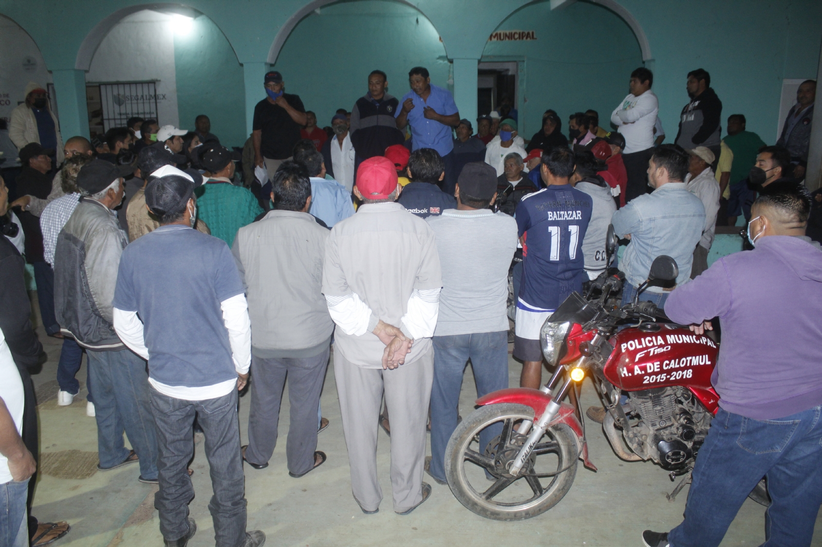 Inconformes se reunieron en la cancha municipal, donde denunciaron que existen varios terrenos cercados de más de 20 hectáreas que nadie trabaja