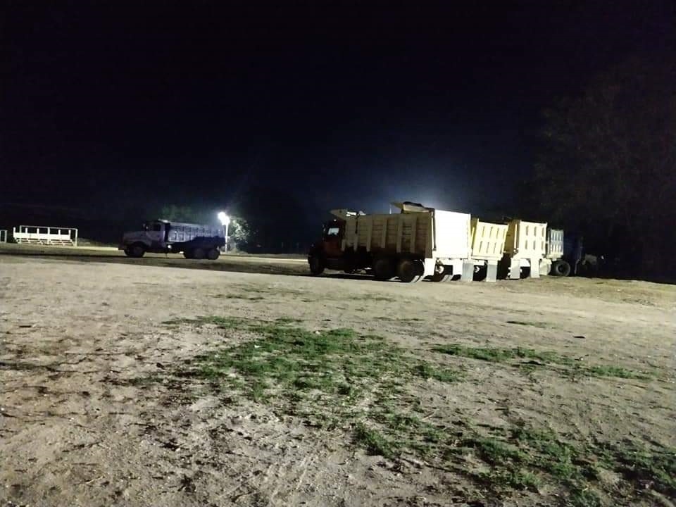 Otra de las afectaciones se presentan en el campo deportivo de béisbol, donde se estacionan los volquetes durante las noches